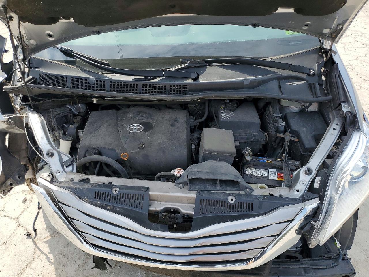 2017 TOYOTA SIENNA XLE 8-PASSENGER photo 12