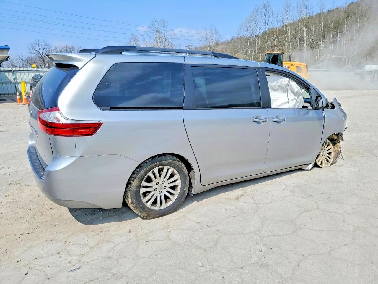 2017 TOYOTA SIENNA XLE 8-PASSENGER photo 3