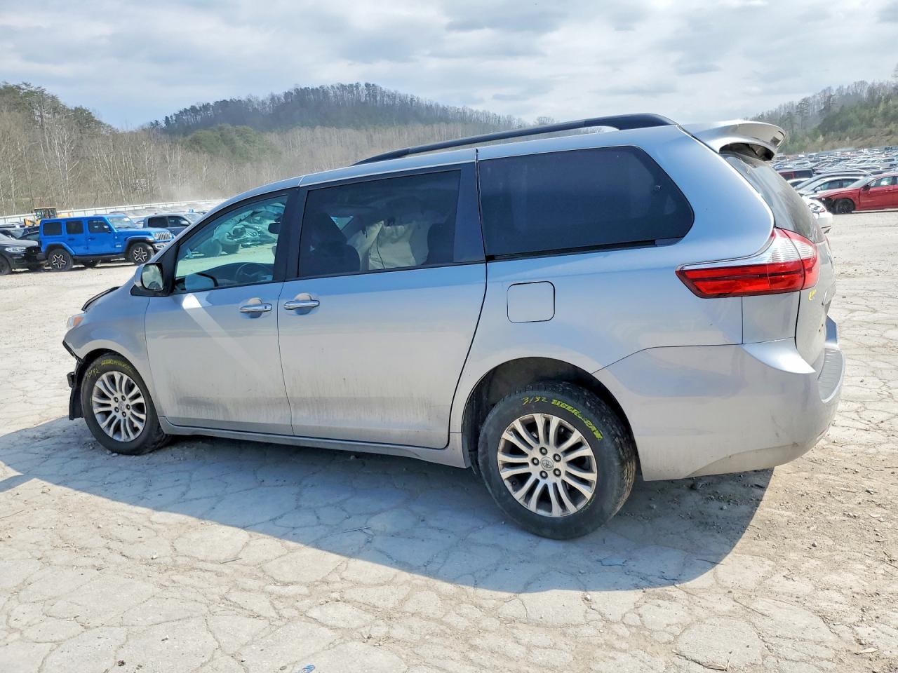 2017 TOYOTA SIENNA XLE 8-PASSENGER photo 2