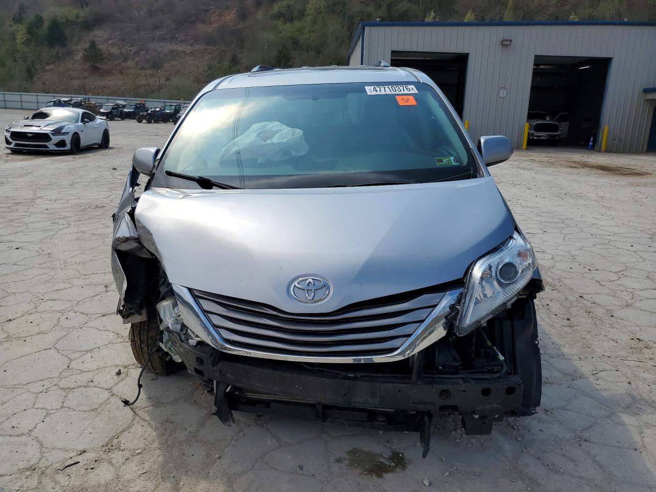 2017 TOYOTA SIENNA XLE 8-PASSENGER photo 5