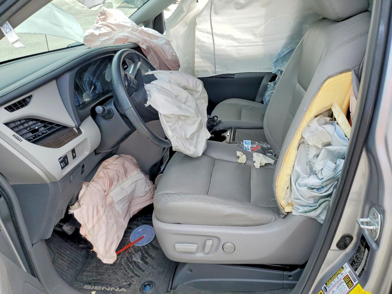 2017 TOYOTA SIENNA XLE 8-PASSENGER photo 7