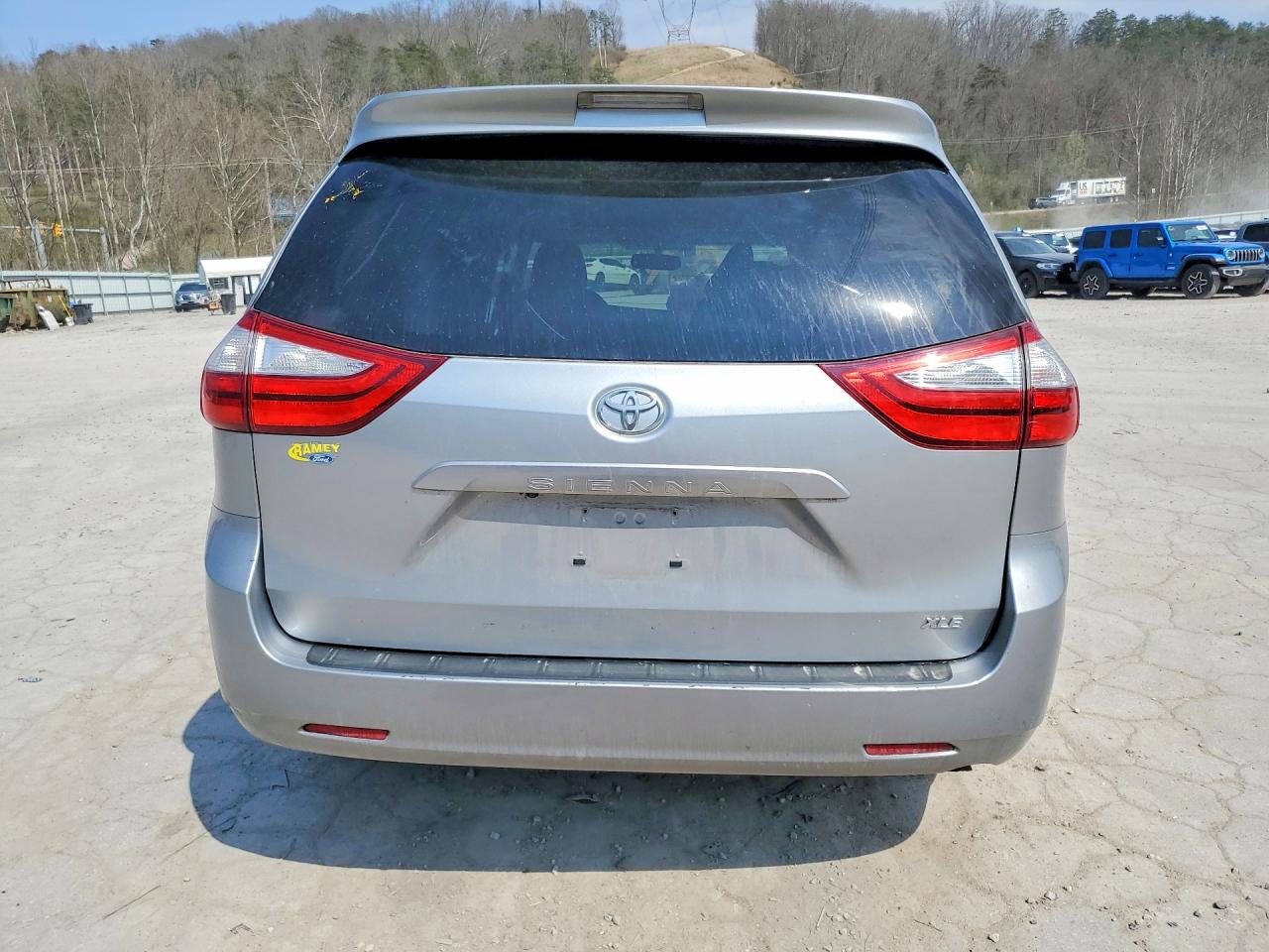 2017 TOYOTA SIENNA XLE 8-PASSENGER photo 6