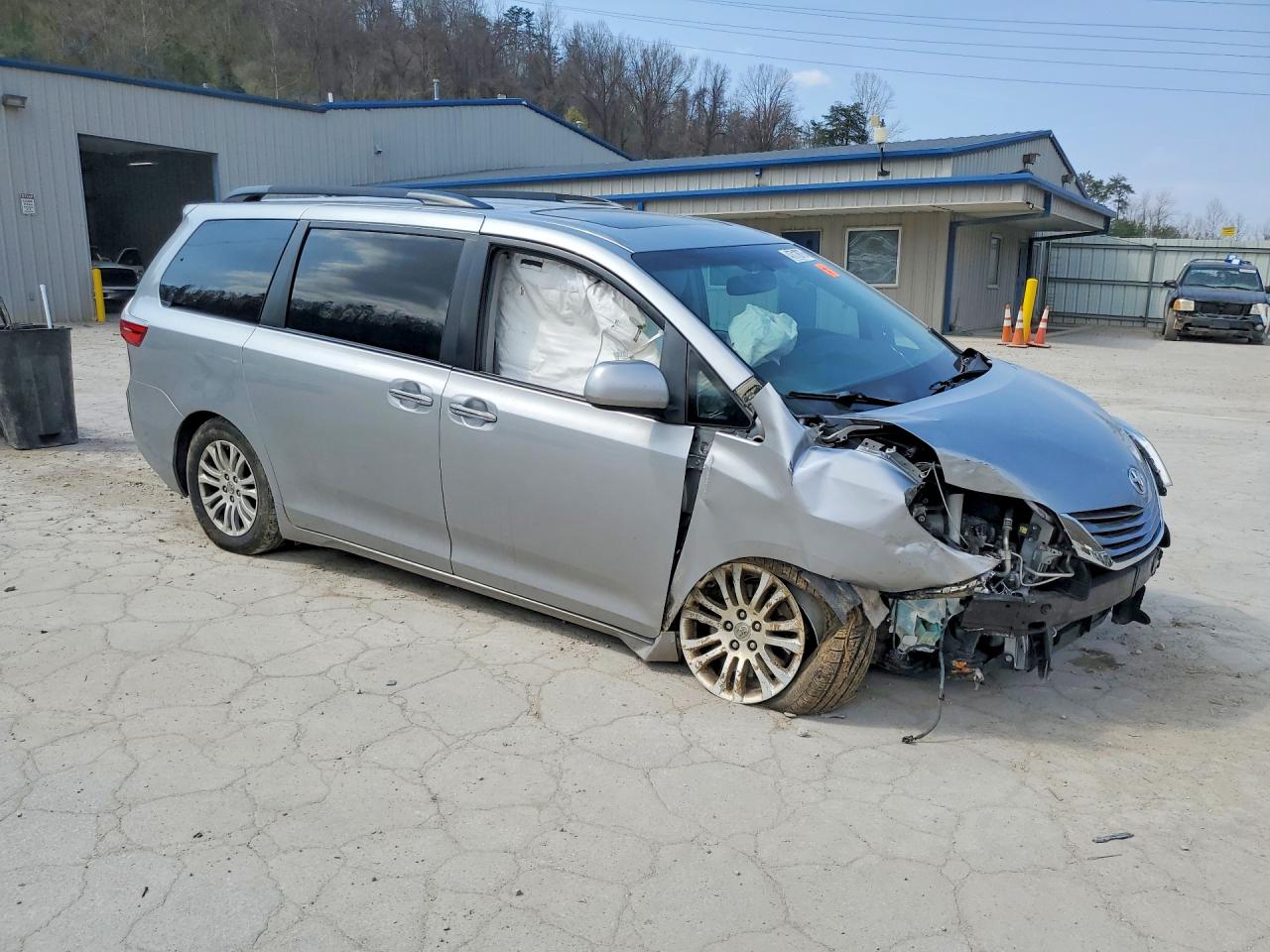 2017 TOYOTA SIENNA XLE 8-PASSENGER photo 4