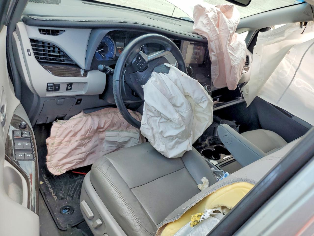 2017 TOYOTA SIENNA XLE 8-PASSENGER photo 8