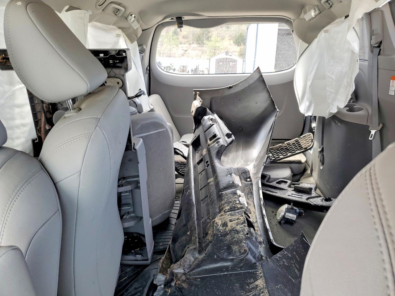2017 TOYOTA SIENNA XLE 8-PASSENGER photo 10