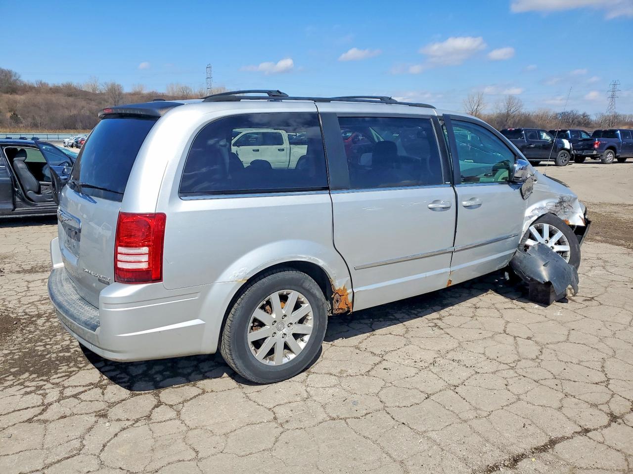 2010 CHRYSLER TOWN & COUNTRY TOURING photo 5