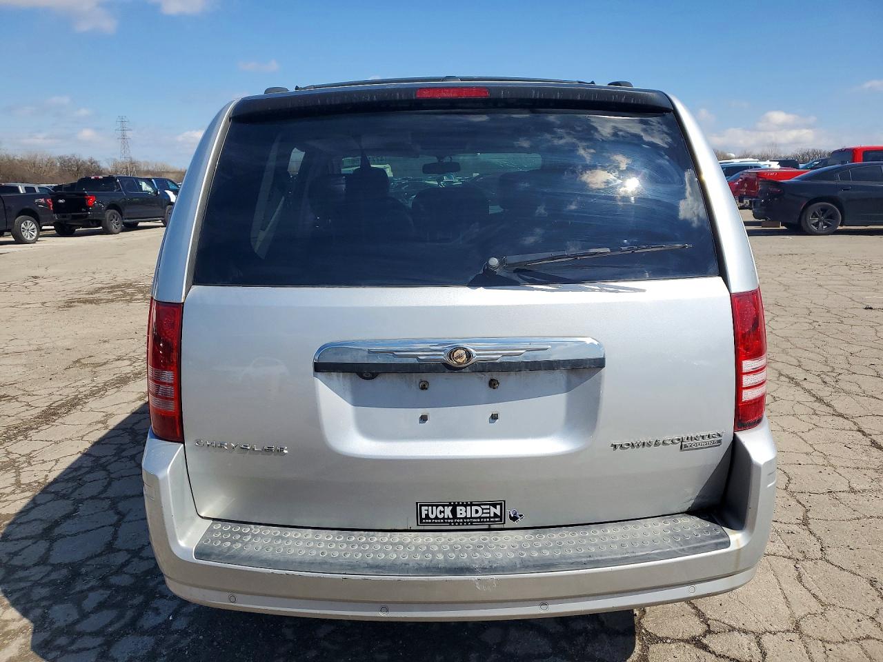 2010 CHRYSLER TOWN & COUNTRY TOURING photo 11