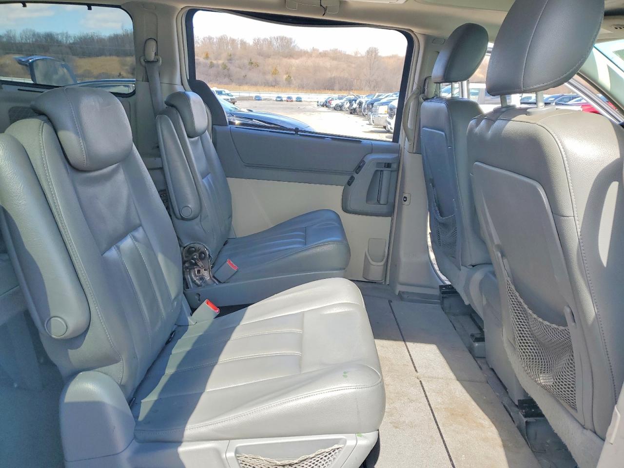 2010 CHRYSLER TOWN & COUNTRY TOURING photo 21
