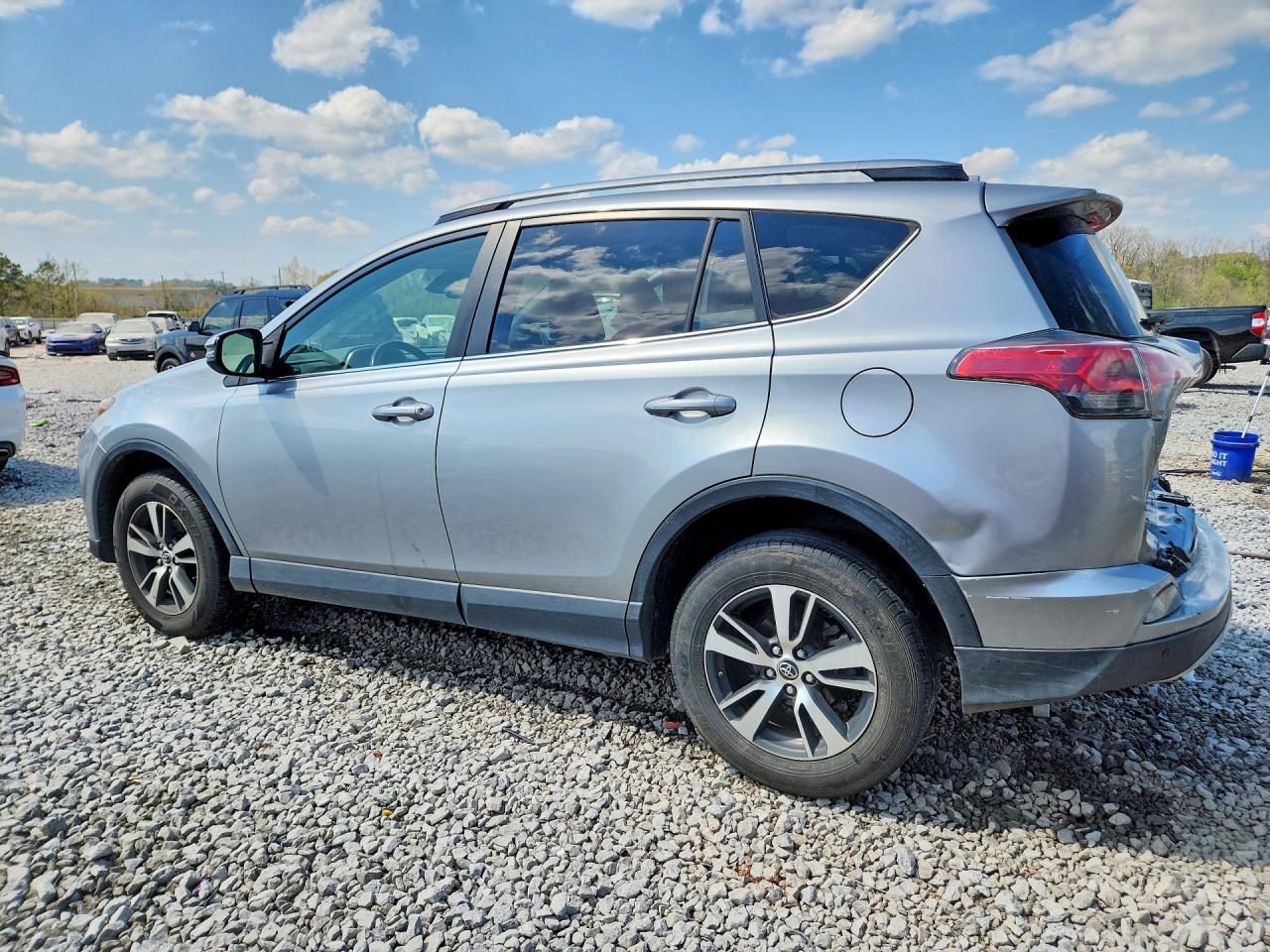 2018 TOYOTA RAV4 XLE photo 2