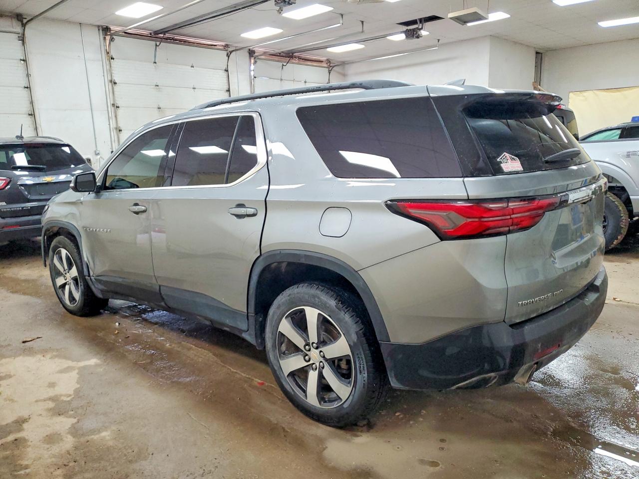 2023 CHEVROLET TRAVERSE LT photo 3