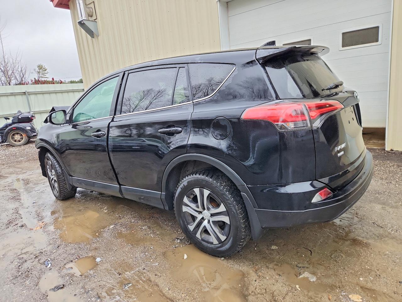 2018 TOYOTA RAV4 LE photo 3