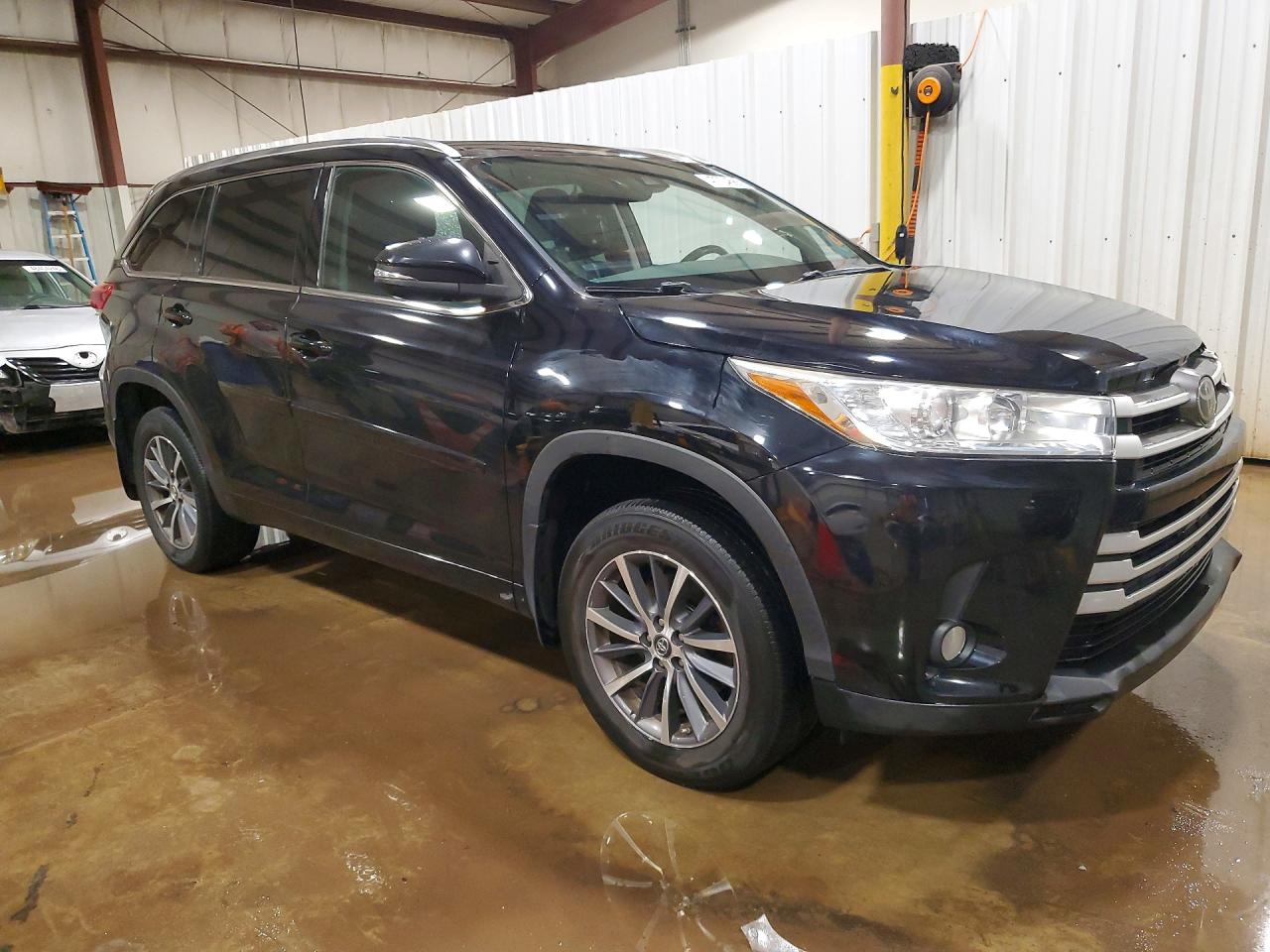 2017 TOYOTA HIGHLANDER XLE photo 4