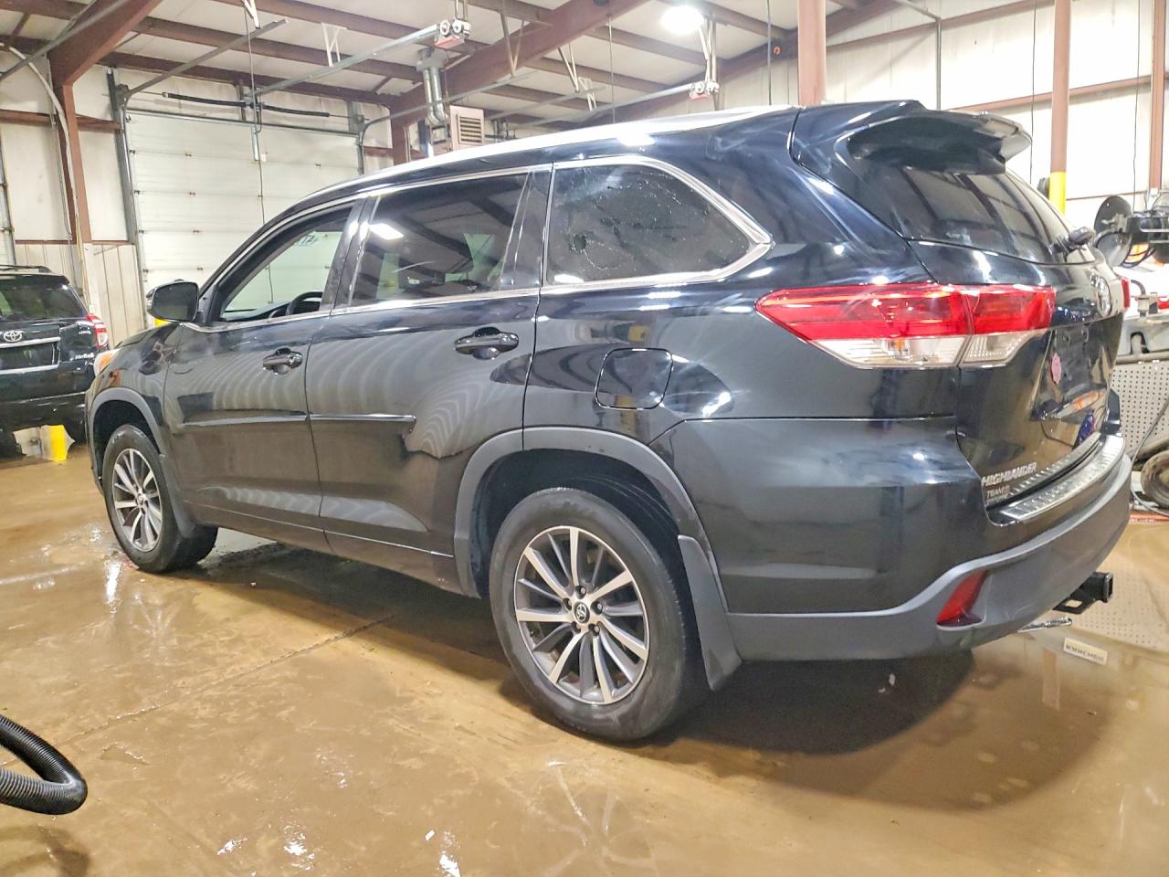 2017 TOYOTA HIGHLANDER XLE photo 2