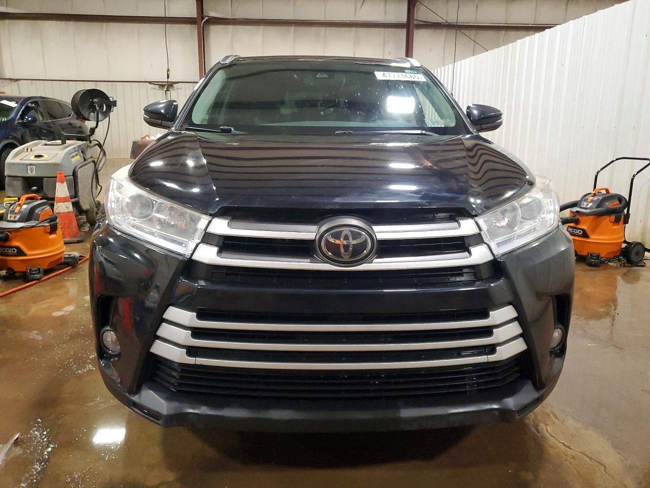 2017 TOYOTA HIGHLANDER XLE photo 5
