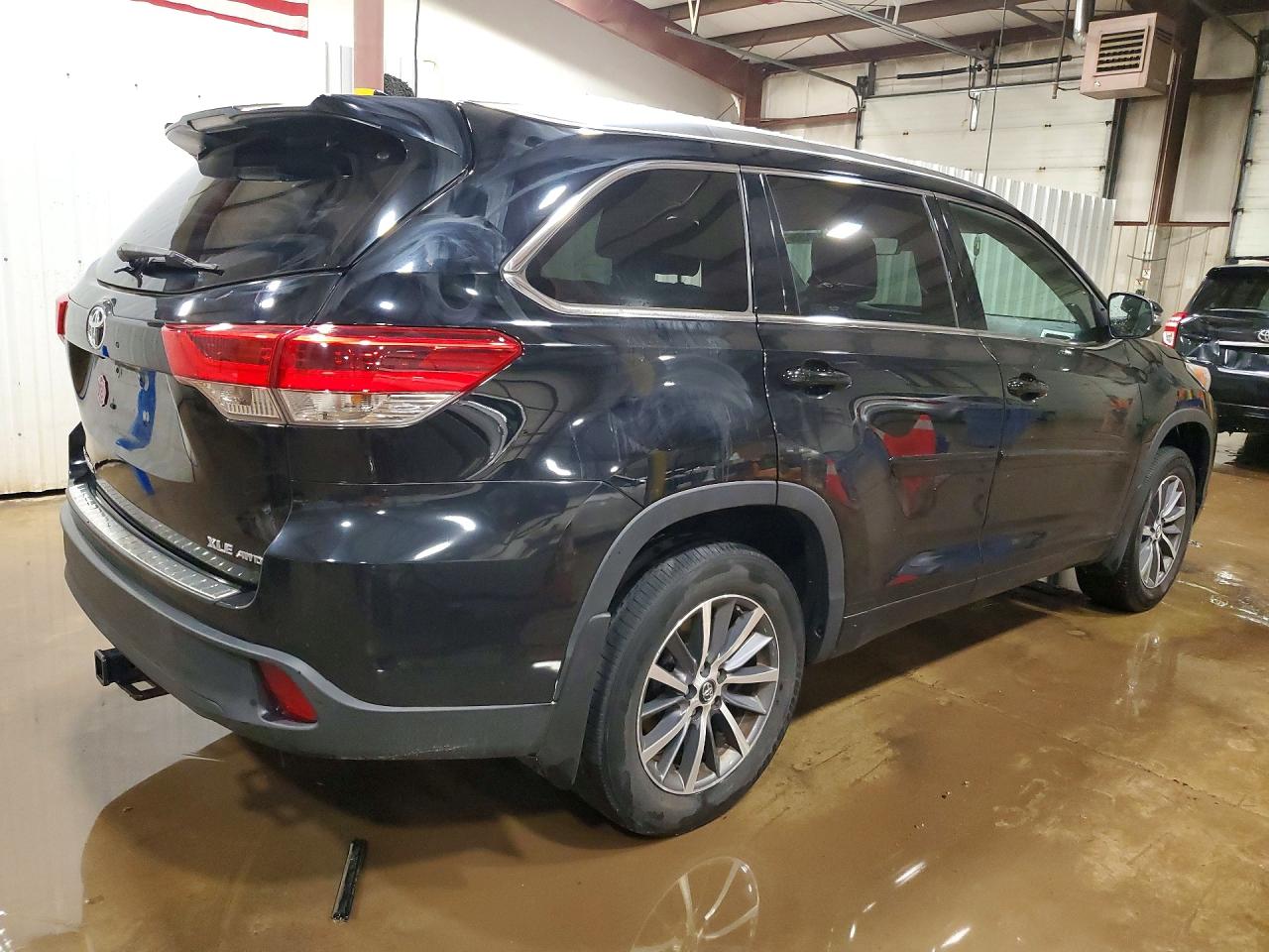 2017 TOYOTA HIGHLANDER XLE photo 3