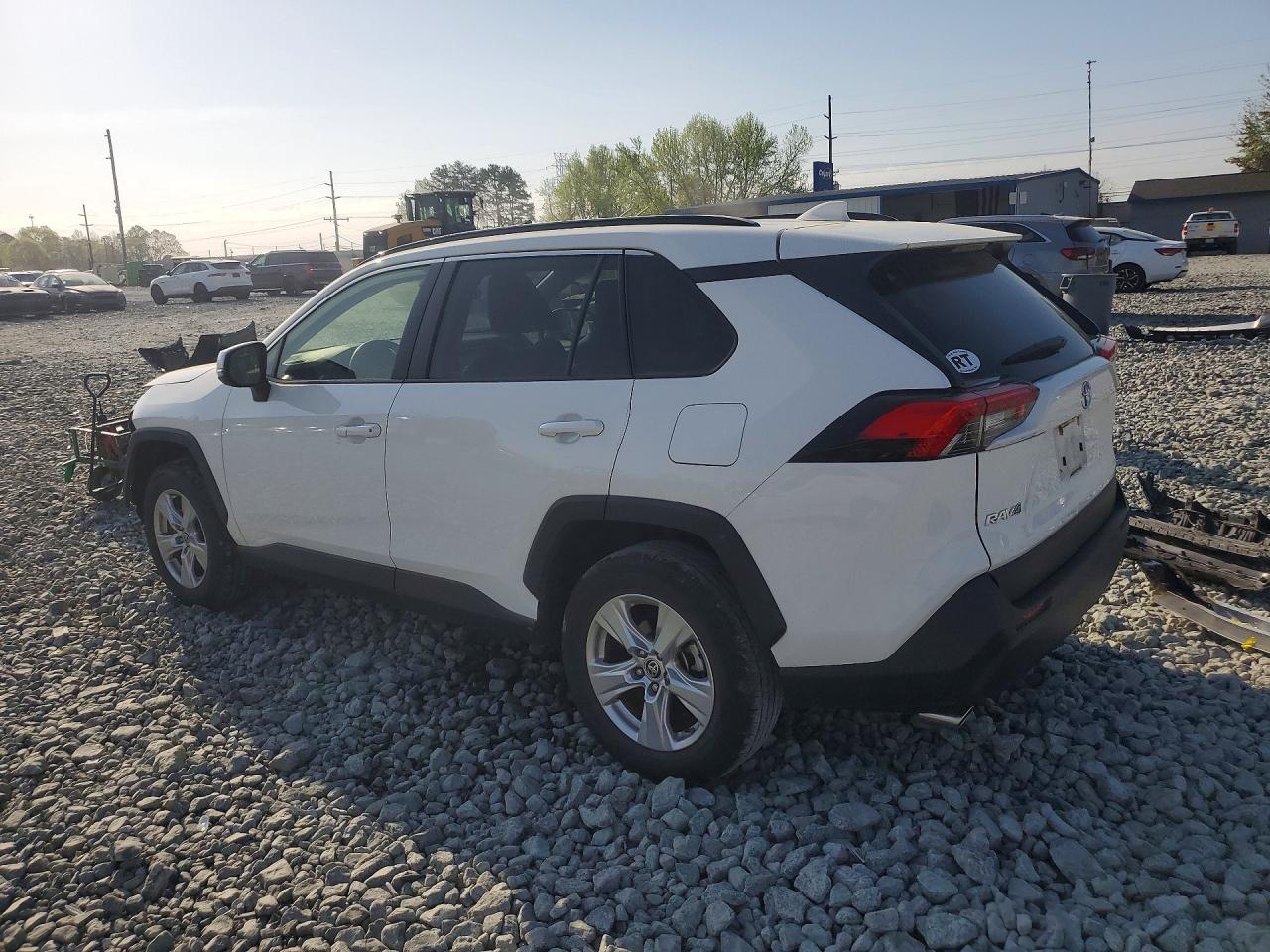 2019 TOYOTA RAV4 XLE photo 3