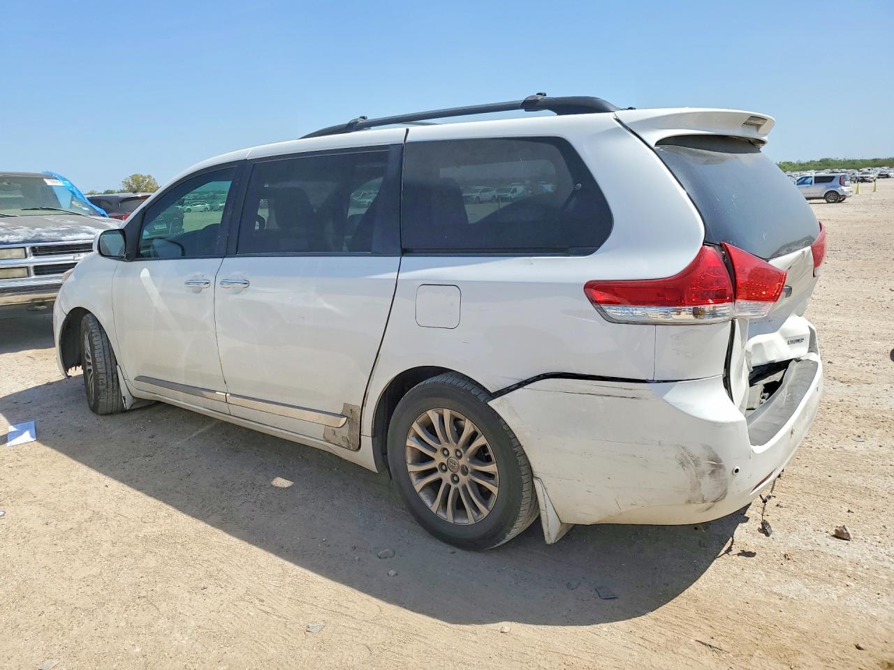 2014 TOYOTA SIENNA XLE 8-PASSENGER photo 2