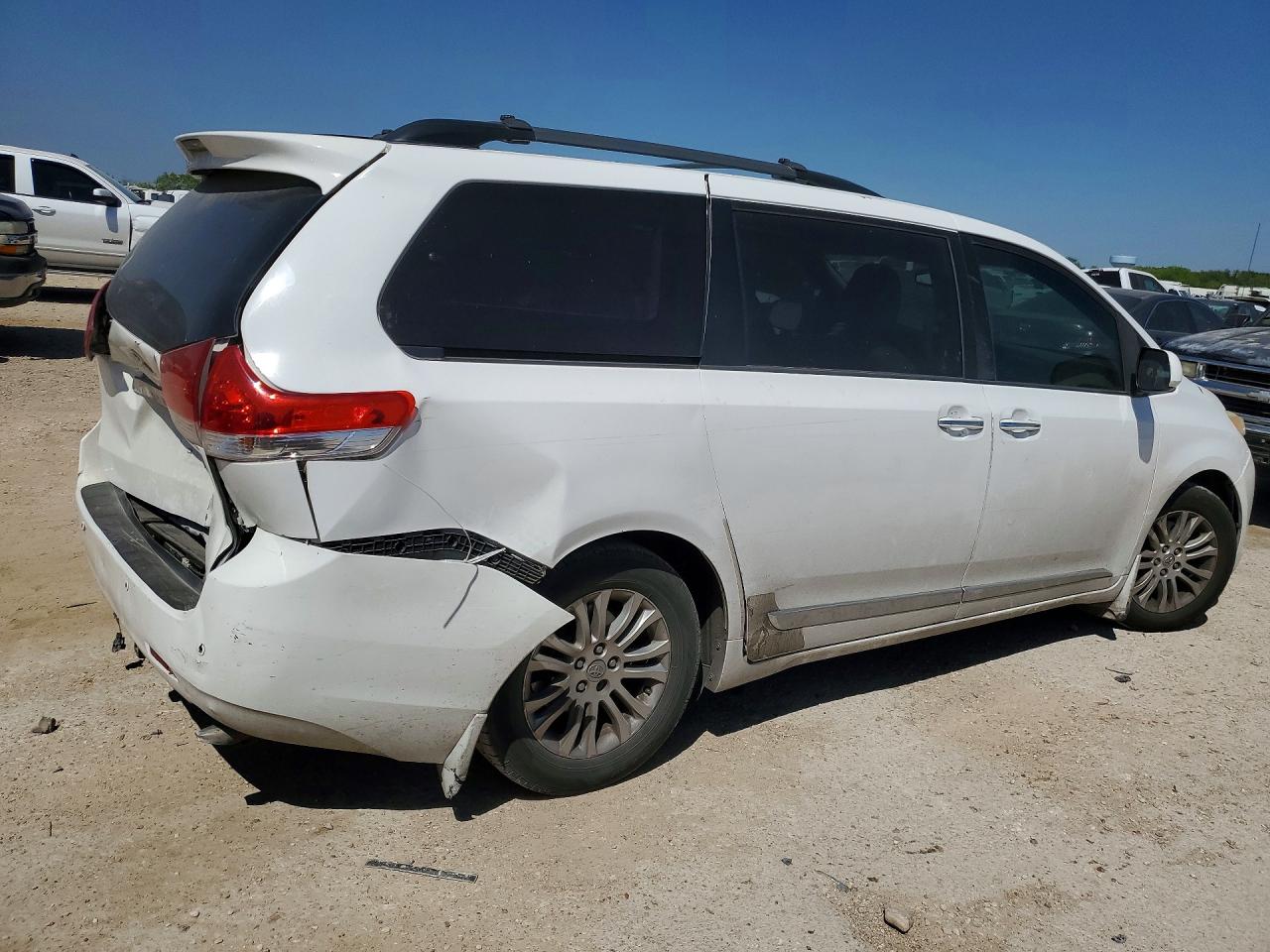 2014 TOYOTA SIENNA XLE 8-PASSENGER photo 3