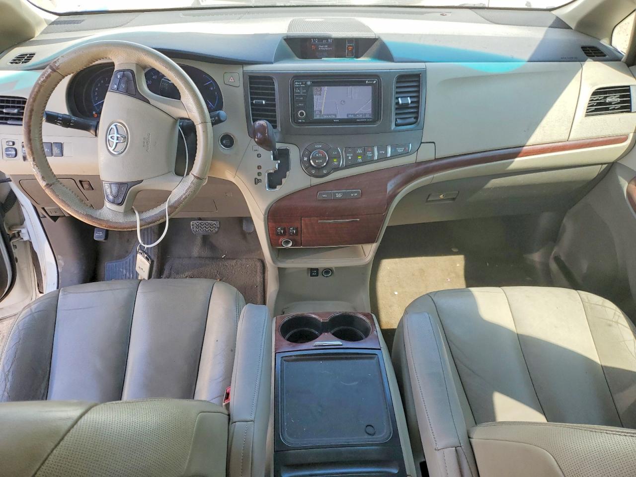 2014 TOYOTA SIENNA XLE 8-PASSENGER photo 8