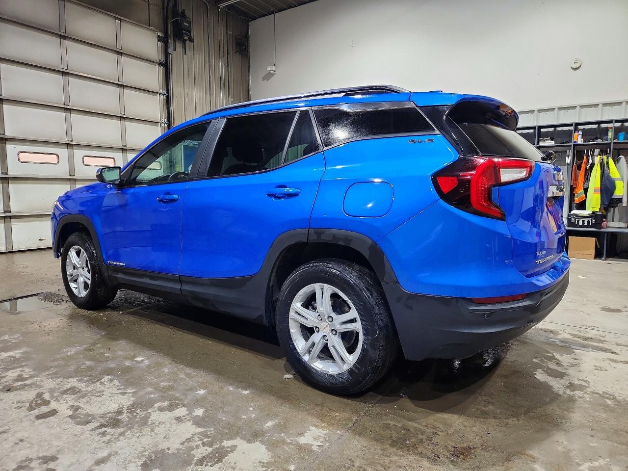 2024 GMC TERRAIN SLE photo 2