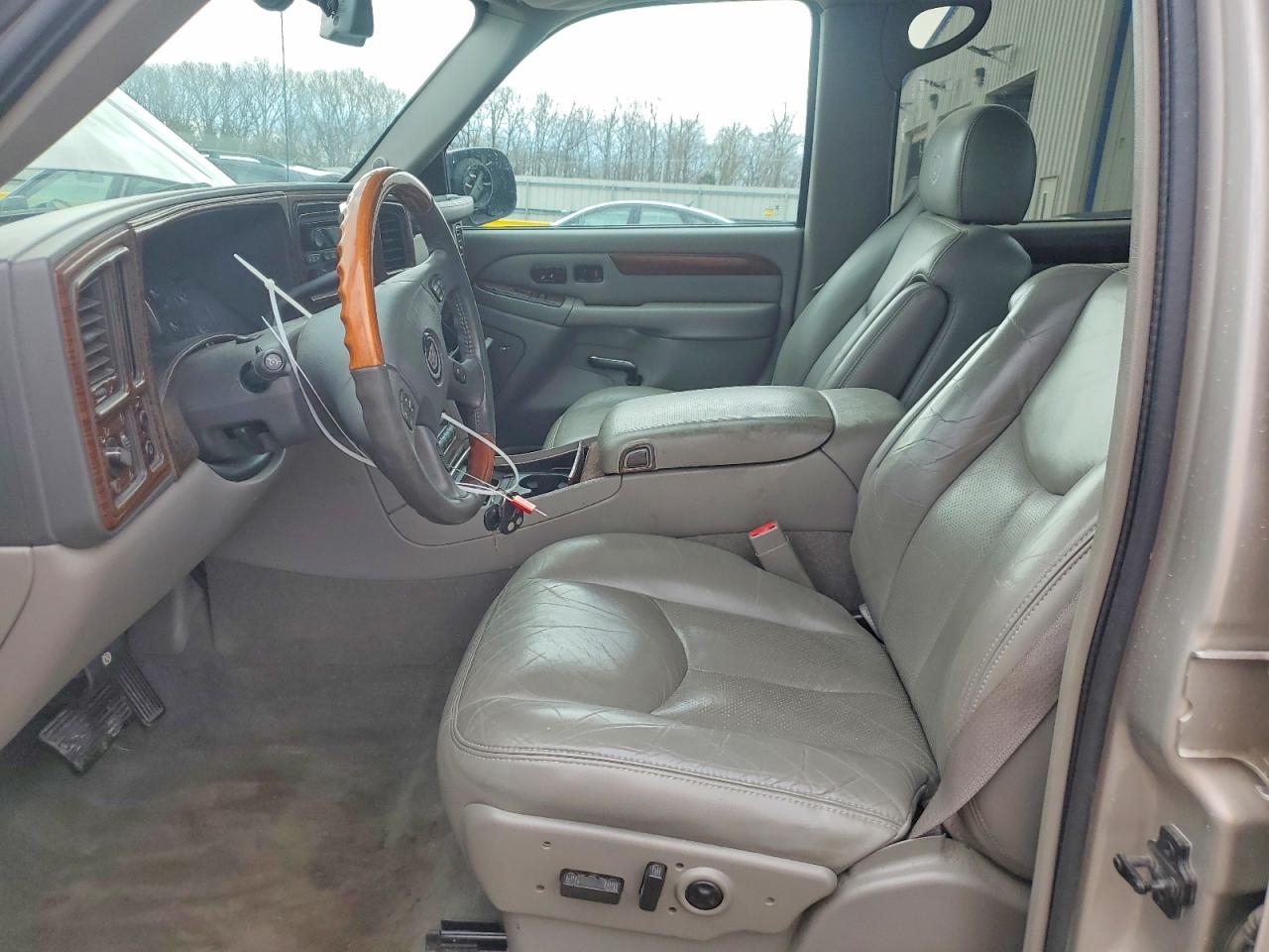 2004 CADILLAC ESCALADE EXT photo 13