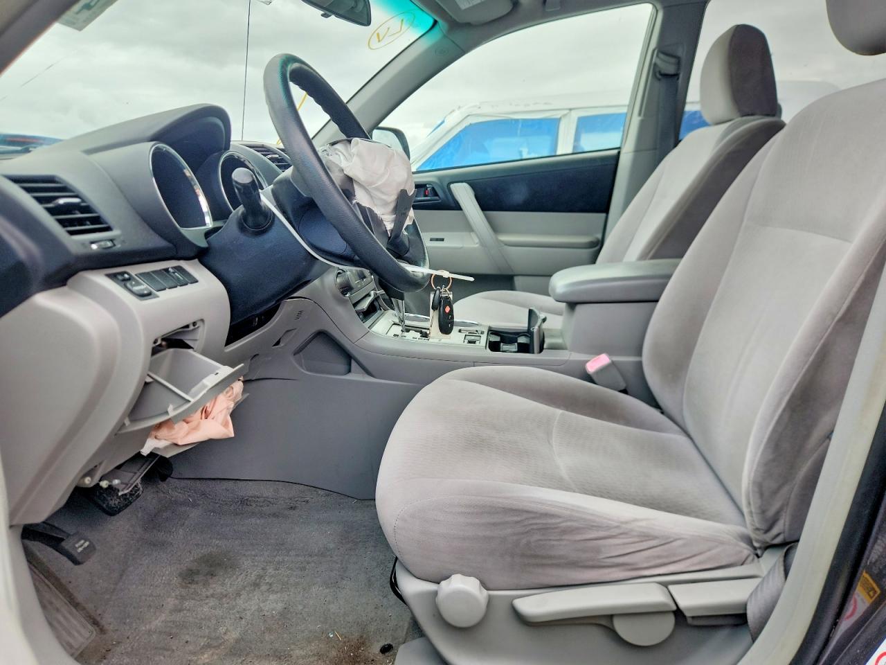 2010 TOYOTA HIGHLANDER BASE photo 13