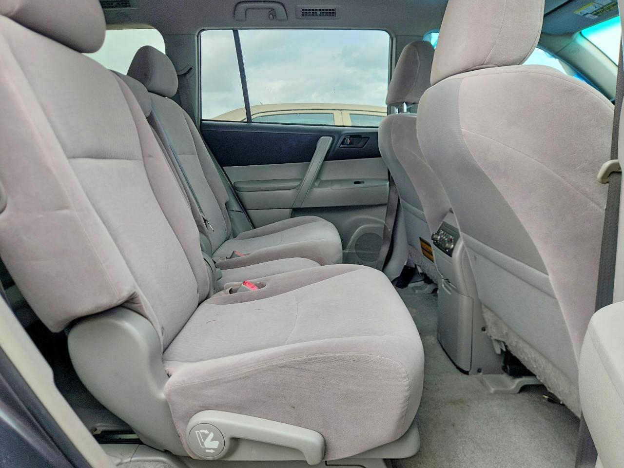 2010 TOYOTA HIGHLANDER BASE photo 19