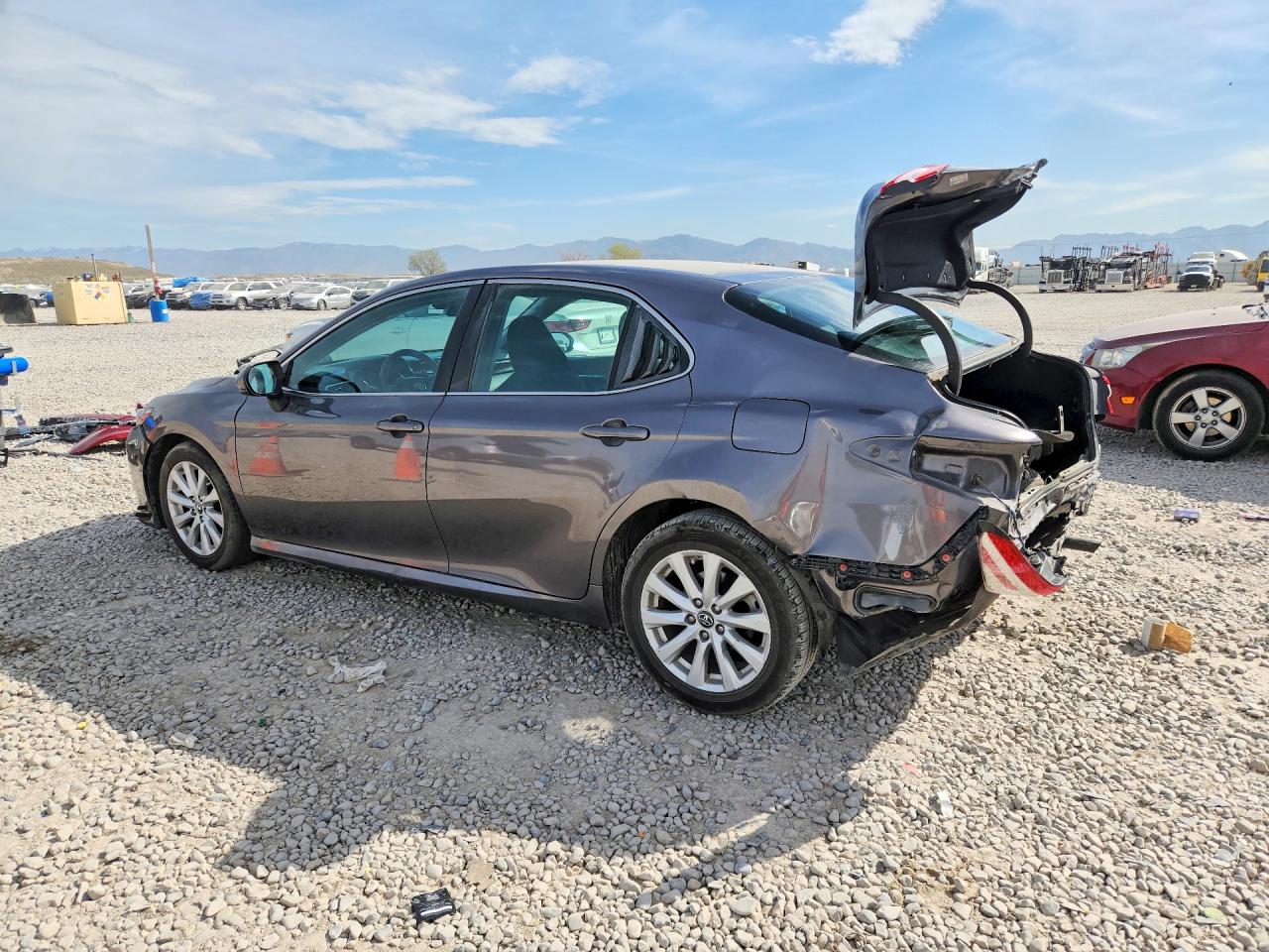 2018 TOYOTA CAMRY LE photo 3
