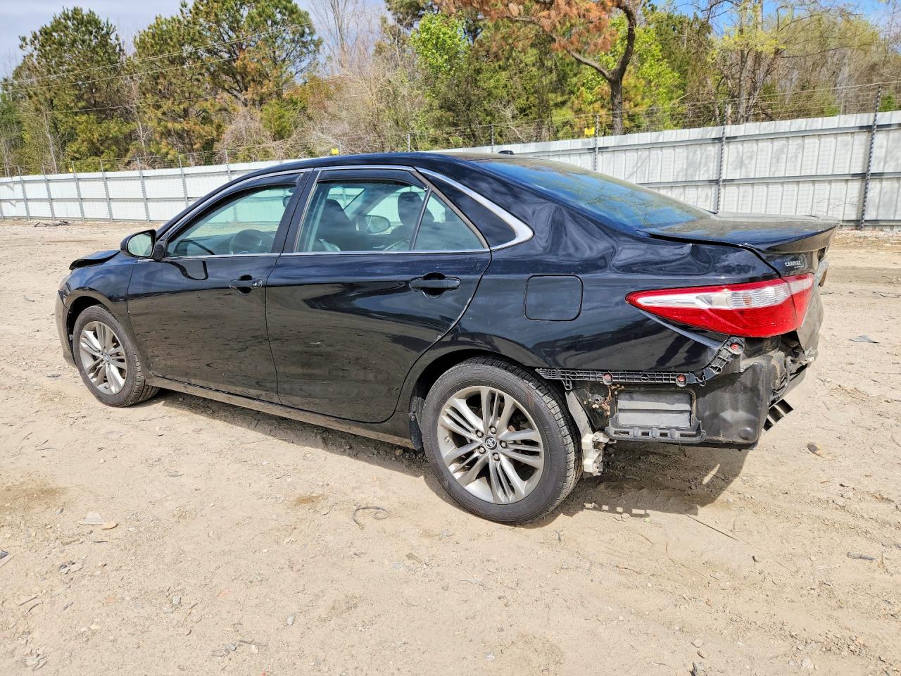 2017 TOYOTA CAMRY SE photo 3