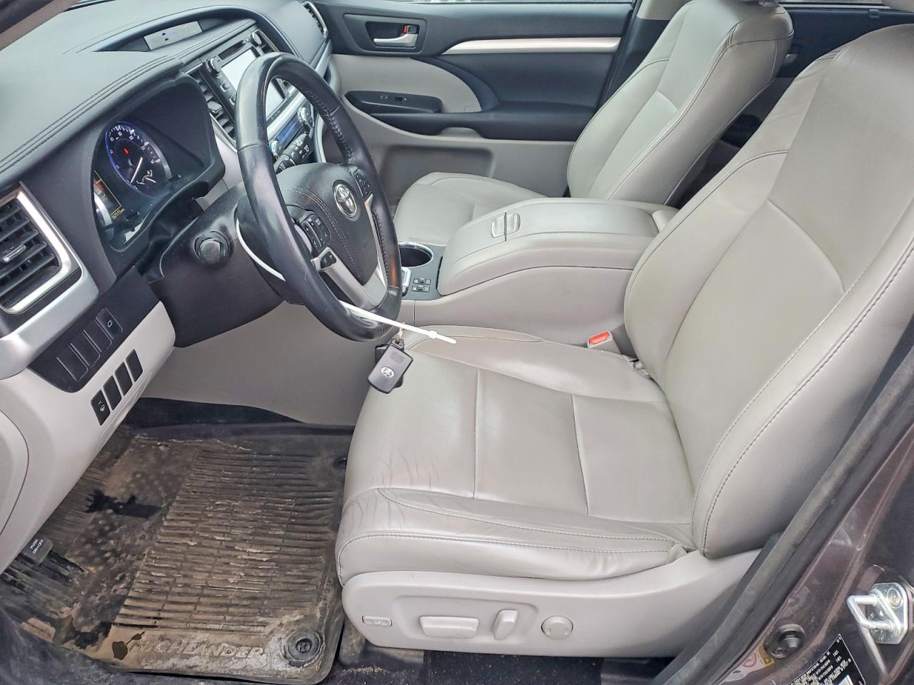 2016 TOYOTA HIGHLANDER XLE photo 19