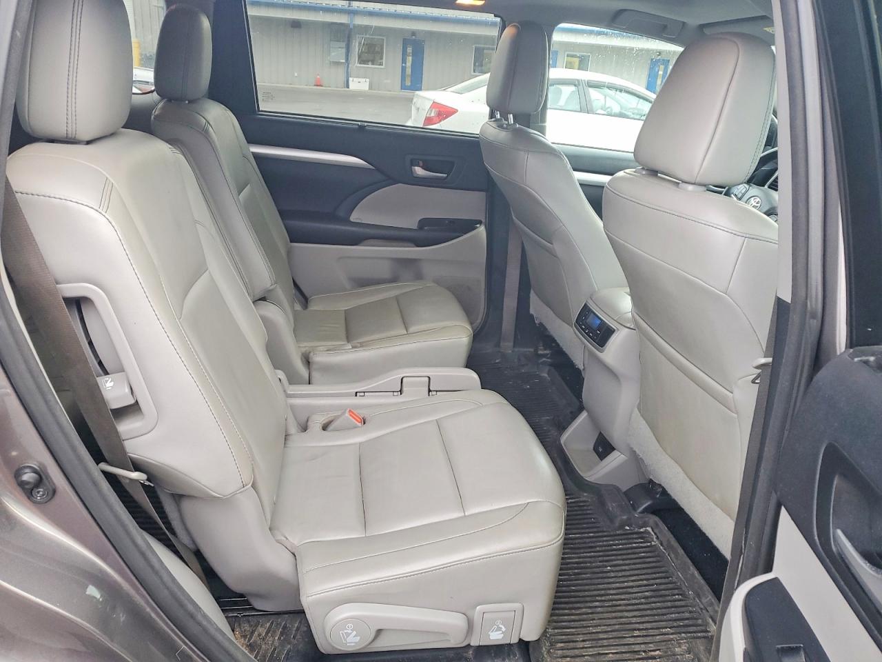 2016 TOYOTA HIGHLANDER XLE photo 31