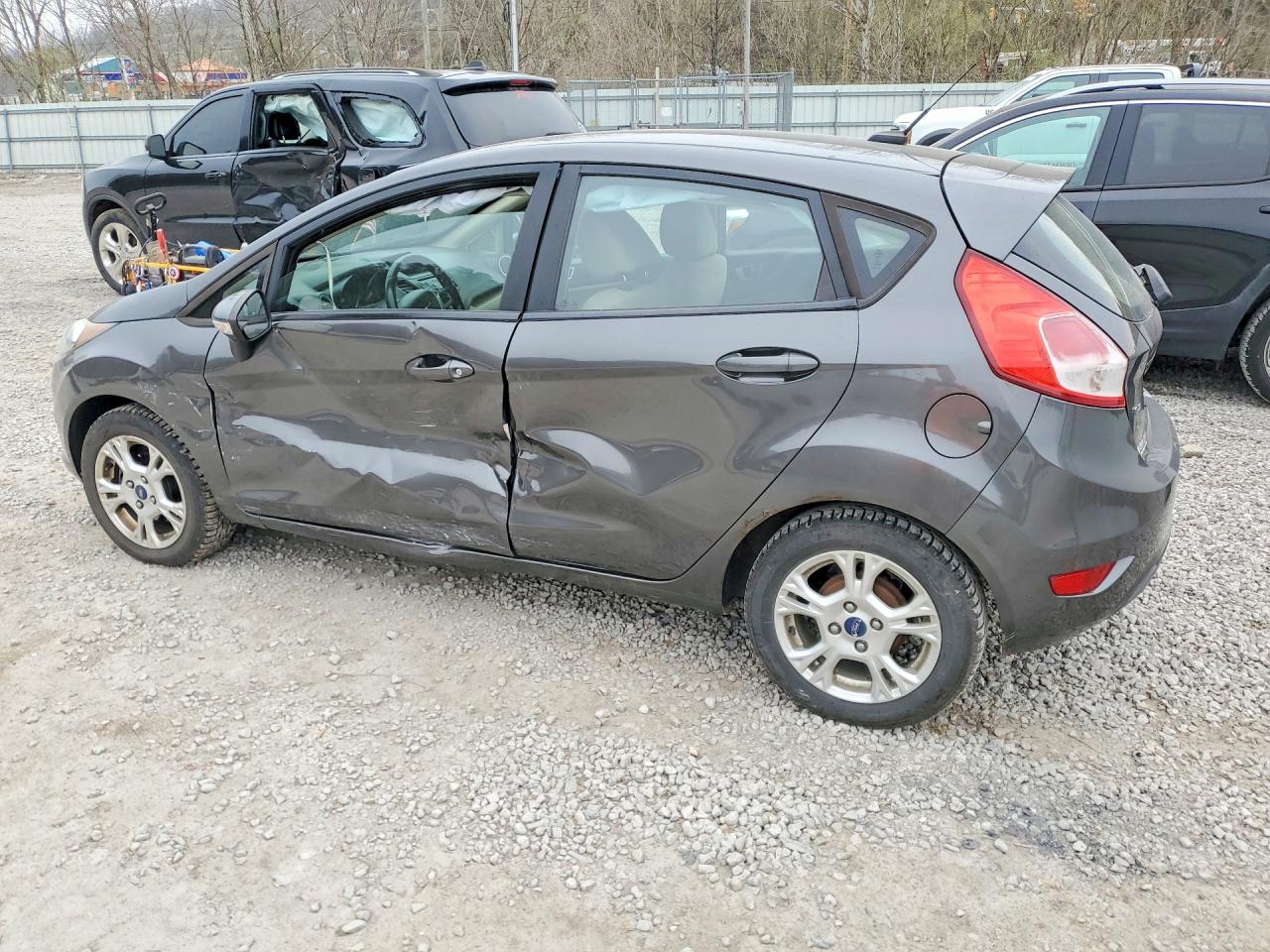 2015 FORD FIESTA SE photo 2