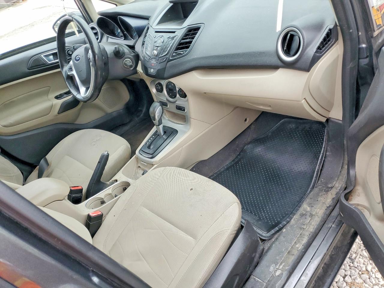 2015 FORD FIESTA SE photo 8