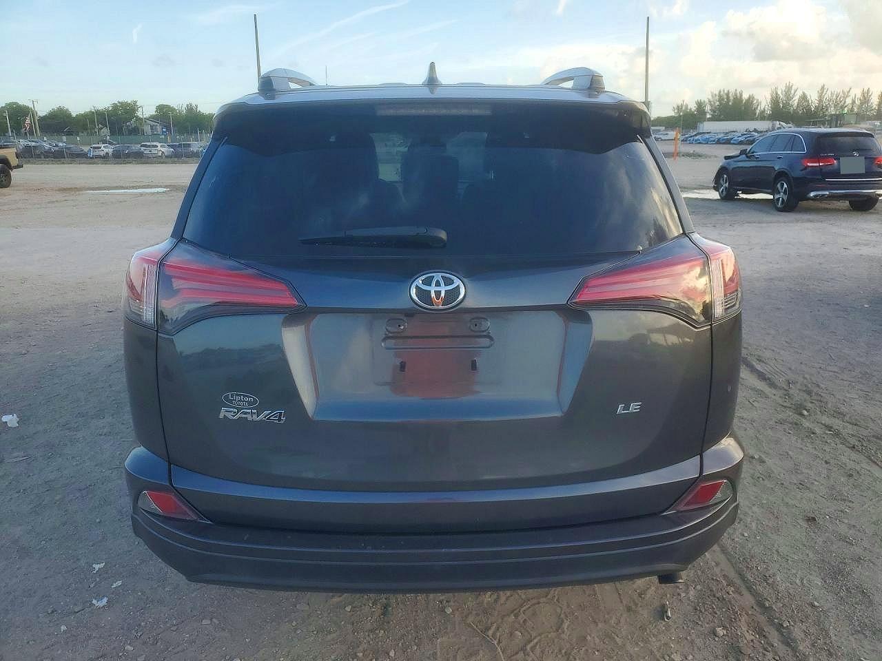 2018 TOYOTA RAV4 LE photo 6