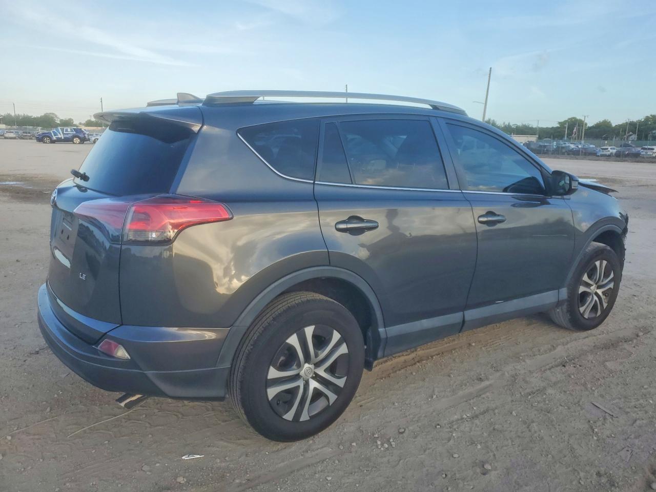 2018 TOYOTA RAV4 LE photo 3