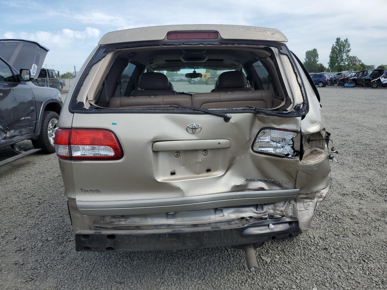2001 TOYOTA SIENNA LE photo 6