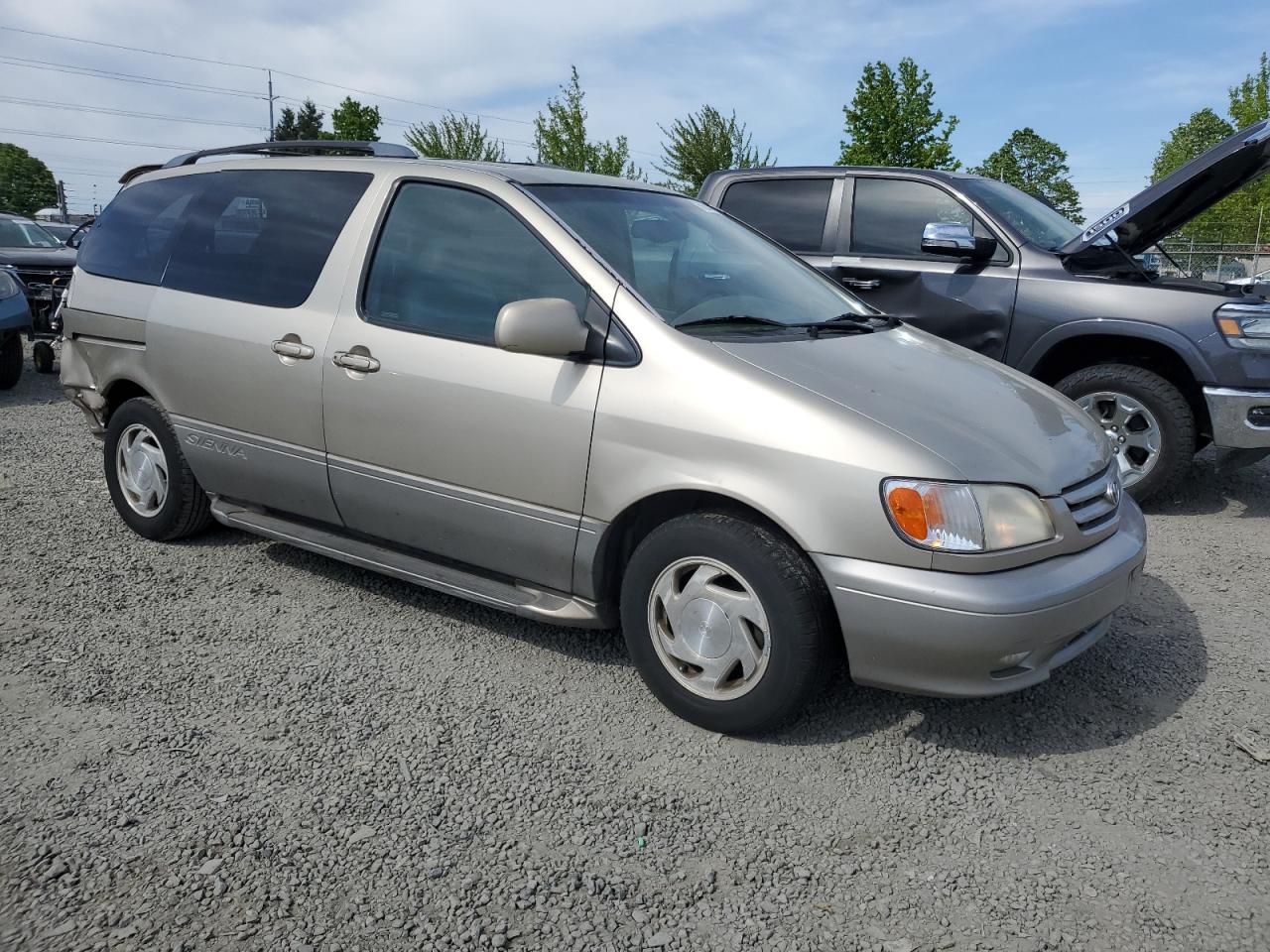 2001 TOYOTA SIENNA LE photo 4