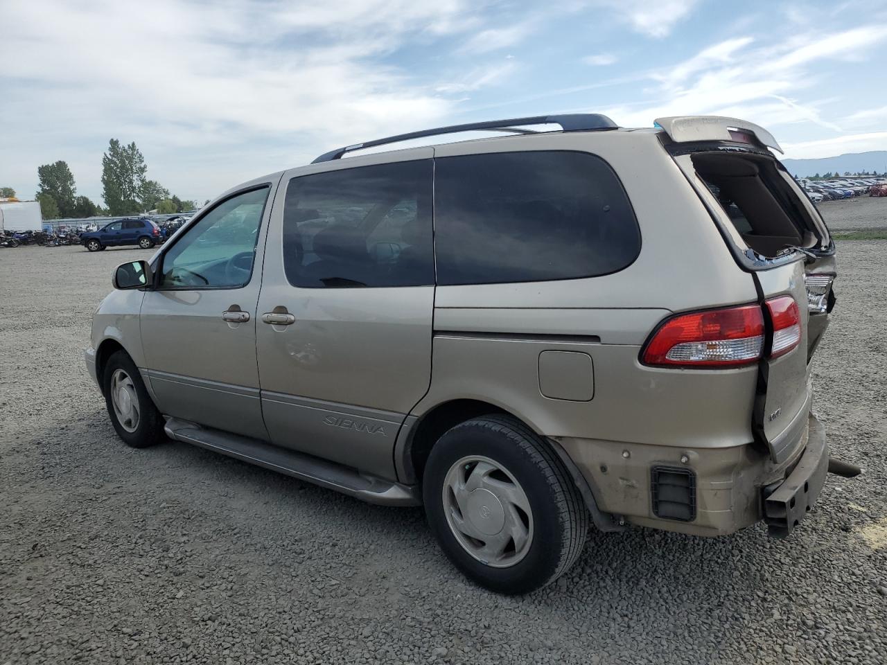 2001 TOYOTA SIENNA LE photo 2