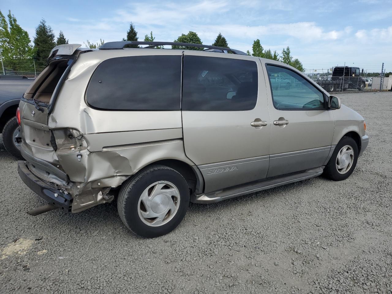 2001 TOYOTA SIENNA LE photo 3
