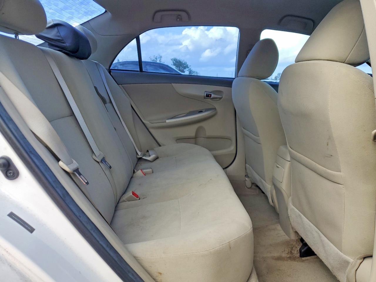 2010 TOYOTA COROLLA LE photo 10