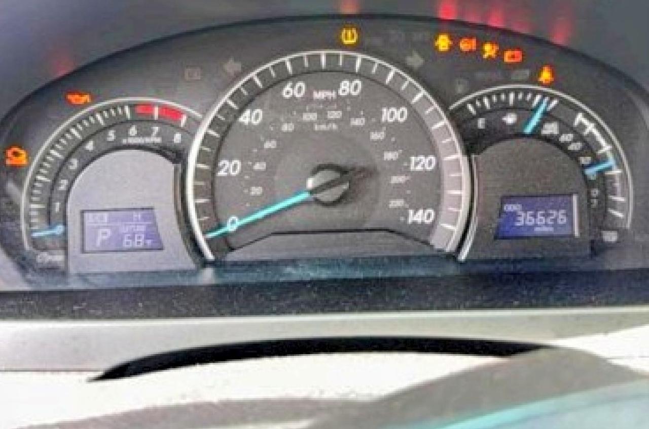 2015 TOYOTA CAMRY LE photo 17