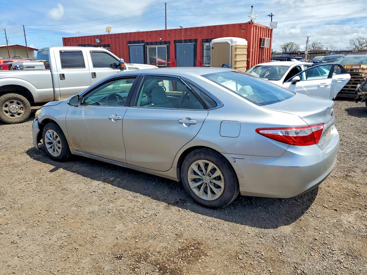 2015 TOYOTA CAMRY LE photo 3