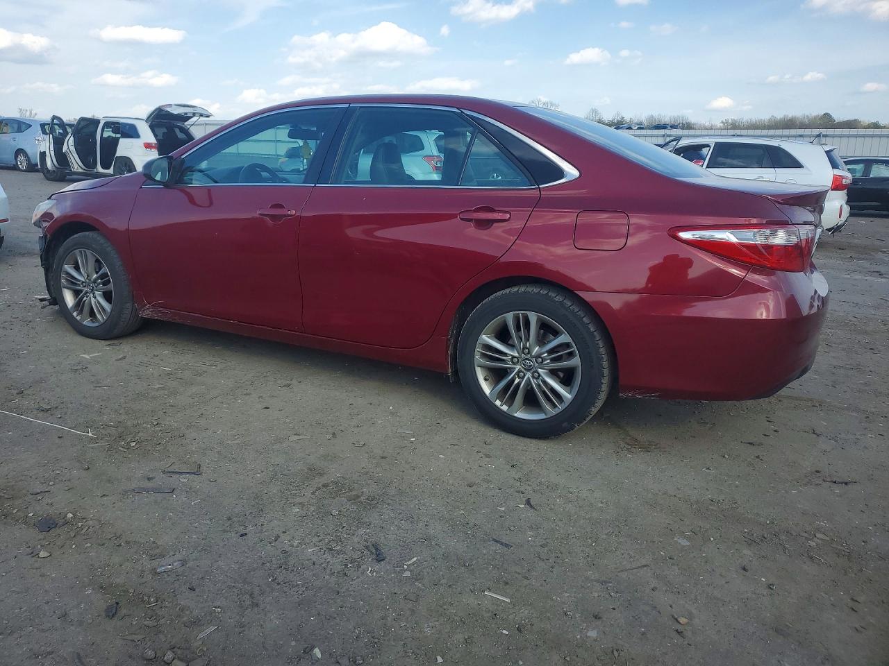 2017 TOYOTA CAMRY SE photo 3