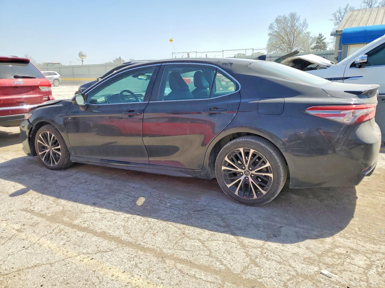 2019 TOYOTA CAMRY SE photo 4