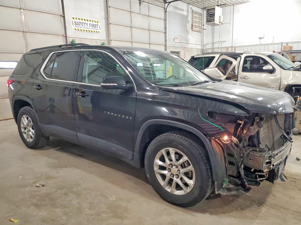 2019 CHEVROLET TRAVERSE LT photo 4