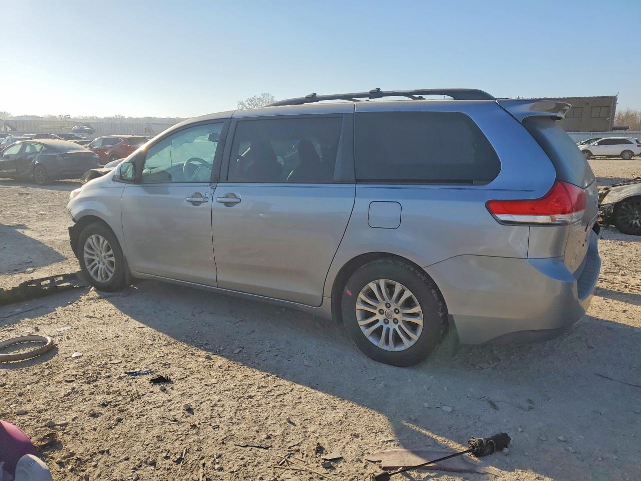 2013 TOYOTA SIENNA XLE 8-PASSENGER photo 2