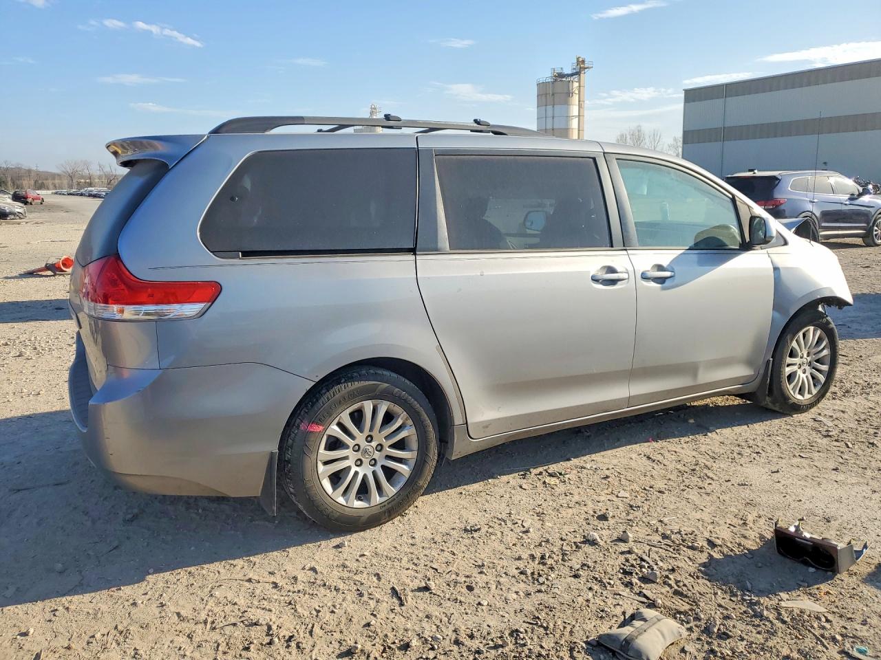 2013 TOYOTA SIENNA XLE 8-PASSENGER photo 3
