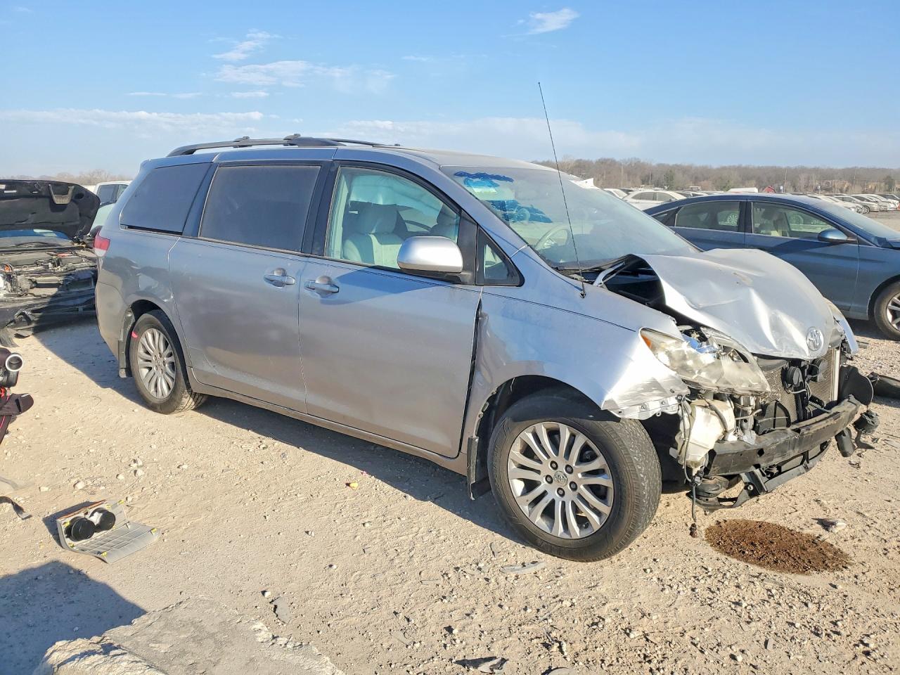 2013 TOYOTA SIENNA XLE 8-PASSENGER photo 4