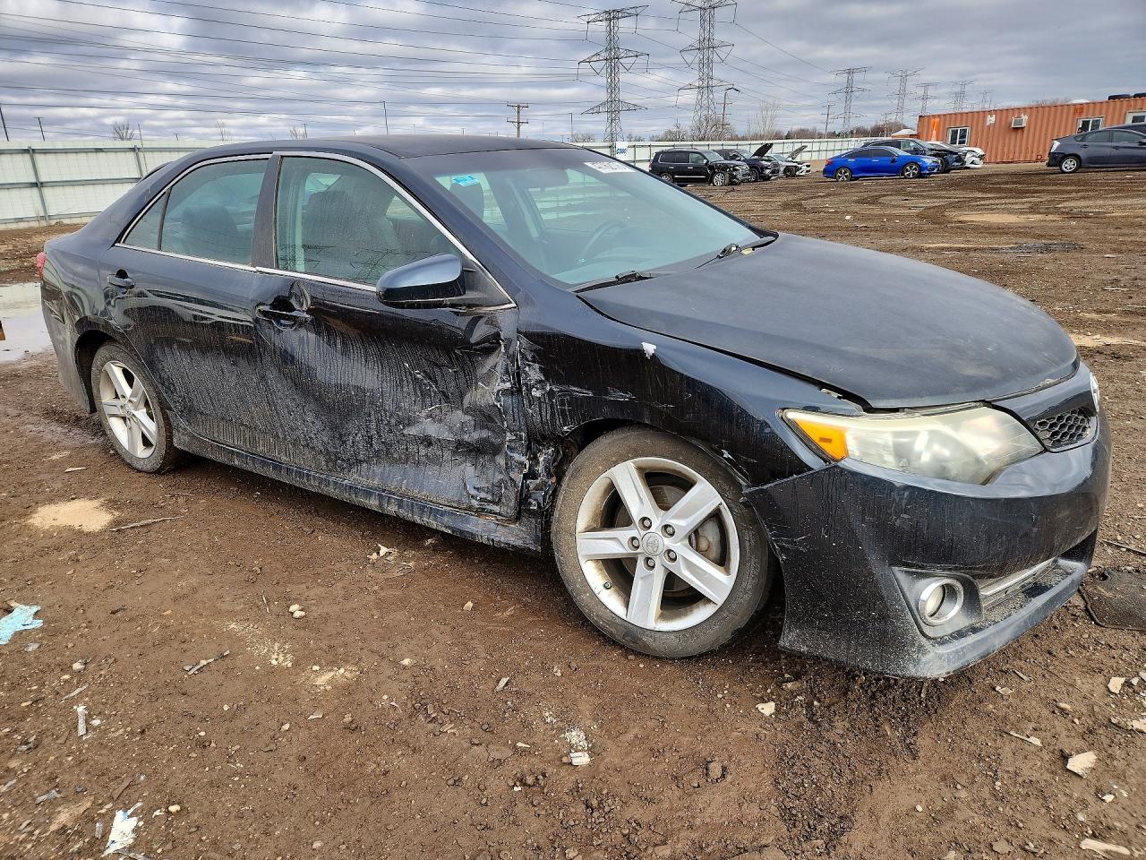 2013 TOYOTA CAMRY SE photo 4