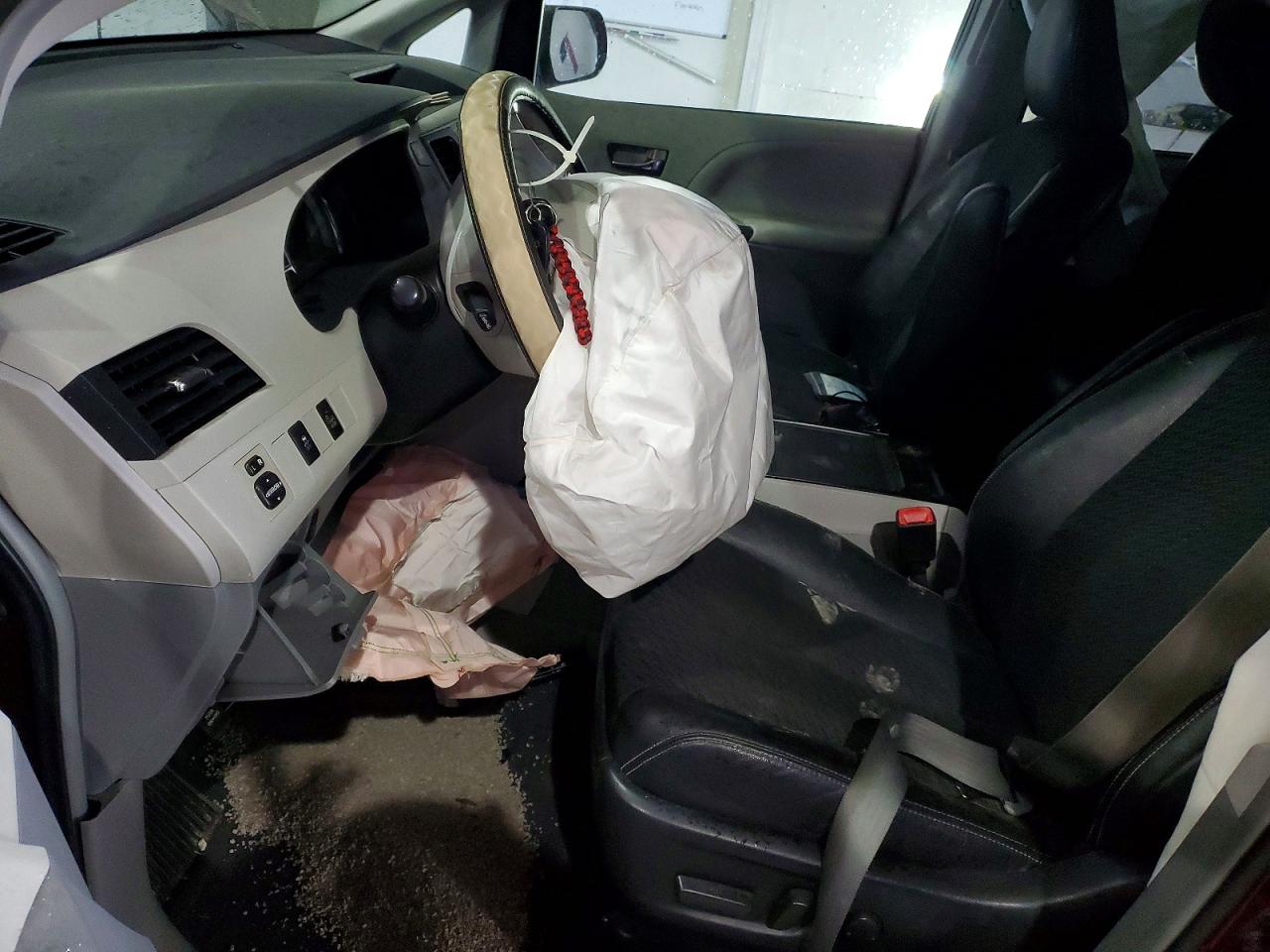 2014 TOYOTA SIENNA SE 8-PASSENGER photo 13
